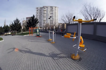 Prezident və birinci xanım Yeni Yasamal yaşayış massivindəki istirahət parkında yenidənqurmadan sonra yaradılan şəraitlə tanış olub