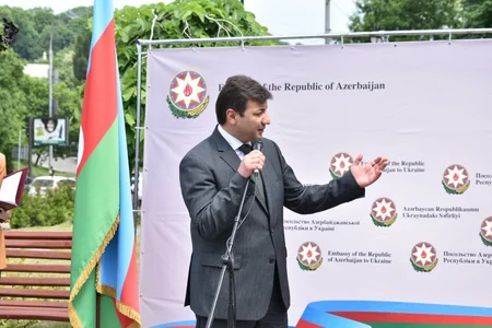 Kiyevdə Nəsiminin heykəlinin açılış mərasimi keçirilib