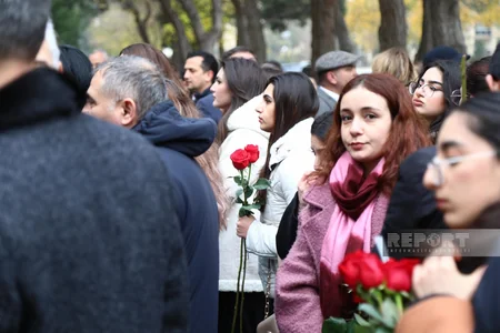 Azərbaycan xalqı Fəxri xiyabanda Ümummilli Liderin məzarını ziyarət edir