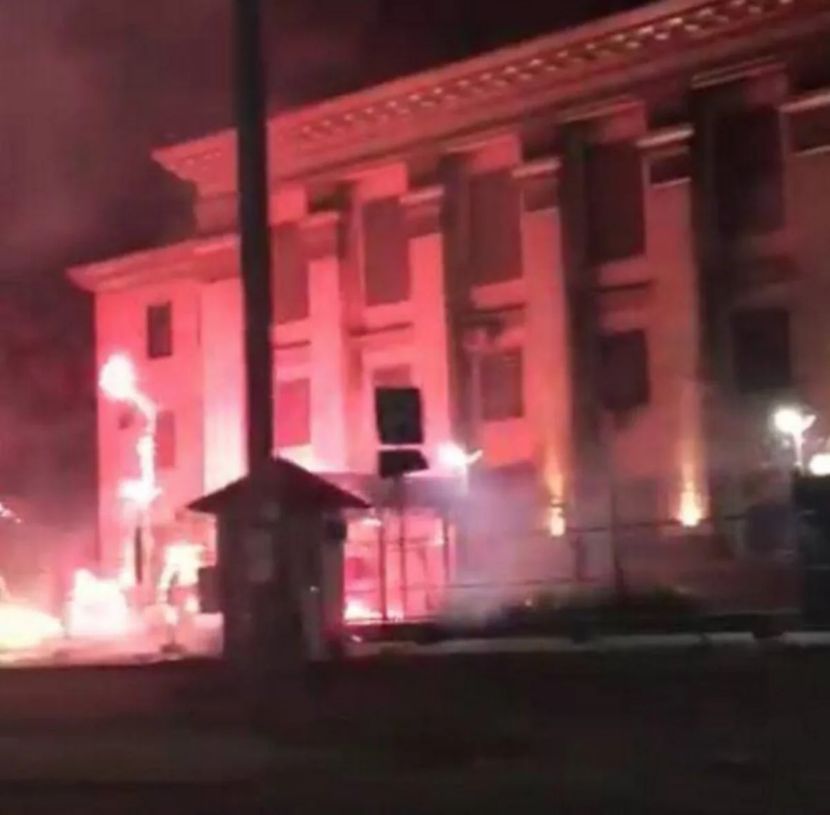 В Киеве неизвестные напали на российское посольство