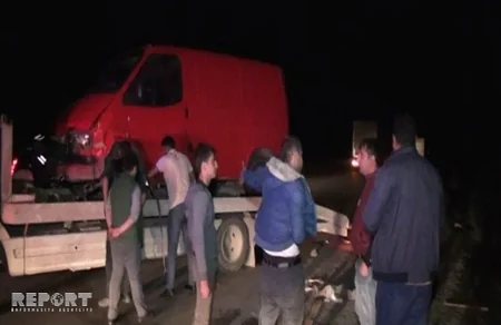 Goranboyda yük maşınından yola düşən köşk qəzaya səbəb olub - FOTO