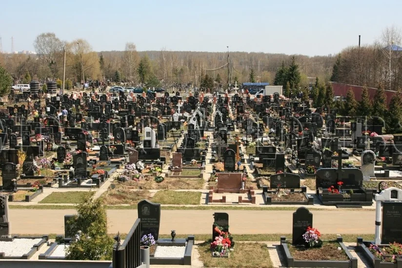 Fences around graves and gravestone at height above 1 meter no longer permitted