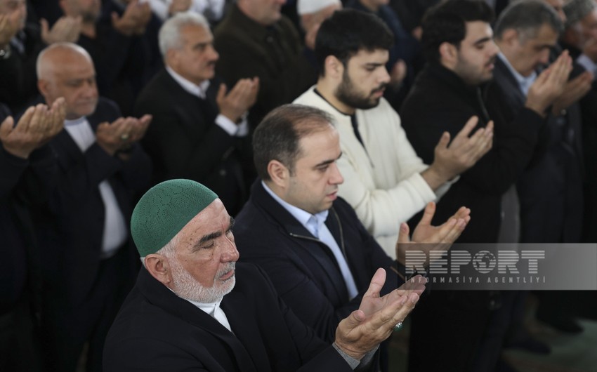 Ramazan ayının başa çatması münasibətilə Təzəpir məscidində bayram namazı qılınıb