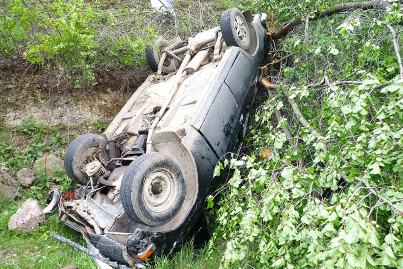 ​Zaqatalada maşın dərəyə yuvarlanıb, 3 nəfər xəsarət alıb