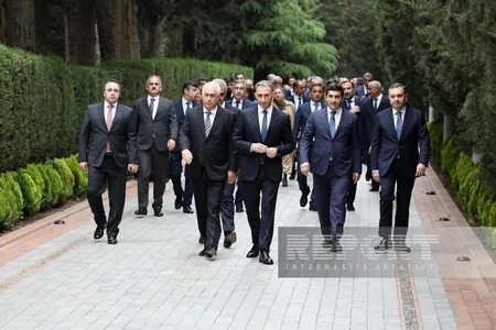 Dövlət və hökumət rəsmiləri Ulu Öndərin xatirəsini anıblar