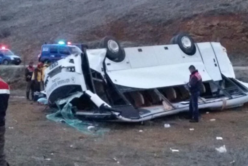 Türkiyədə həndbol komandasını daşıyan avtobus aşıb: 2 ölü, 11 yaralı