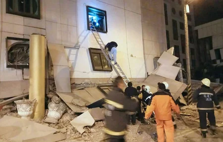 4 killed, 219 injured in a strong quake in Taiwan - VIDEO