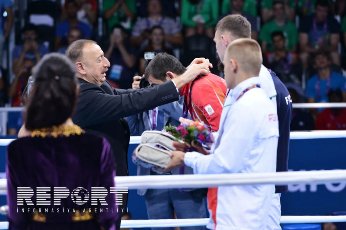 Prezident İlham Əliyev Bakı 2015də qalib gələn Albert Səlimova qızıl medalı təqdim edib - FOTO