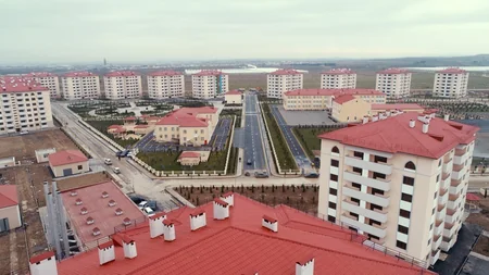 Prezident Abşeronda məcburi köçkün ailələri üçün salınmış yaşayış kompleksinin istifadəyə verilməsi mərasimində iştirak edib - YENİLƏNİB