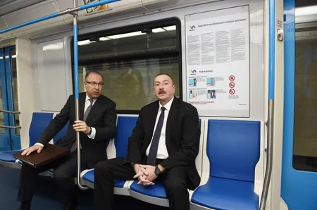 Prezident İlham Əliyev paytaxta gətirilən yeni metro qatarlarında yaradılan şəraitlə tanış olub - YENİLƏNİB