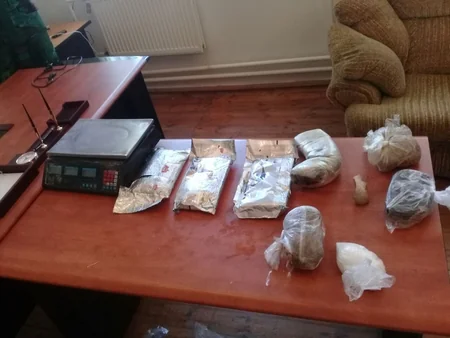 Lənkəranda toy mərasimi üçün bəzədilmiş avtomobildən bir kisə narkotik maddə çıxıb