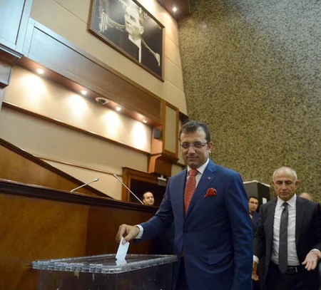 Мевлют Уйсал избран новым председателем Стамбульского муниципалитета Беюкшехер - ФОТО