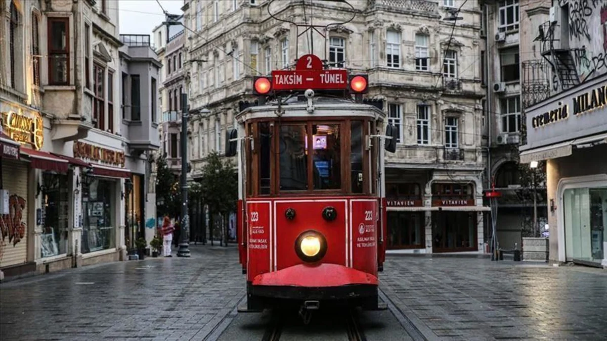 Türkiyədə həftəsonu küçəyə çıxma qadağası ləğv edildi