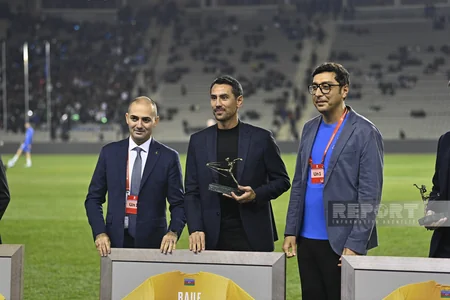 İsveçlə oyundan əvvəl Azərbaycan millisinin sabiq futbolçularına təşəkkür plaketi təqdim olunub