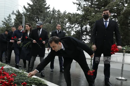 Milli qürur və and yeri - Şəhidlər xiyabanına axın başlayıb - FOTOREPORTAJ