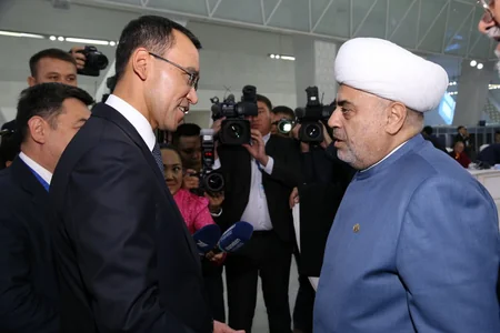 Allahşükür Paşazadə din liderlərin Qazaxıstanda keçirilən qurultayında iştirak edib
