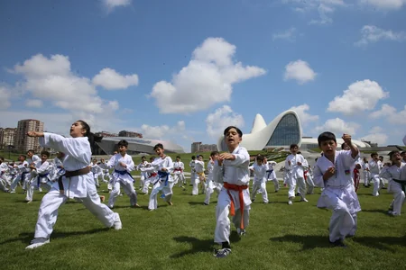 Heydər Əliyev Mərkəzinin parkında karate dərsi keçirilib