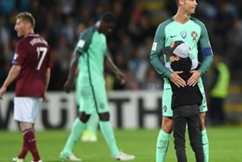 Latviya-Portuqaliya oyununda azyaşlı azarkeş stadiona qaçaraq Ronaldunu qucaqlayıb - VİDEO