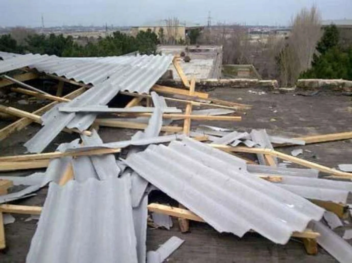 Neftçalada güclü külək məktəbin dam örtüyünü uçurub