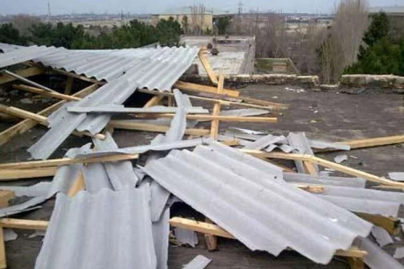 Neftçalada güclü külək məktəbin dam örtüyünü uçurub