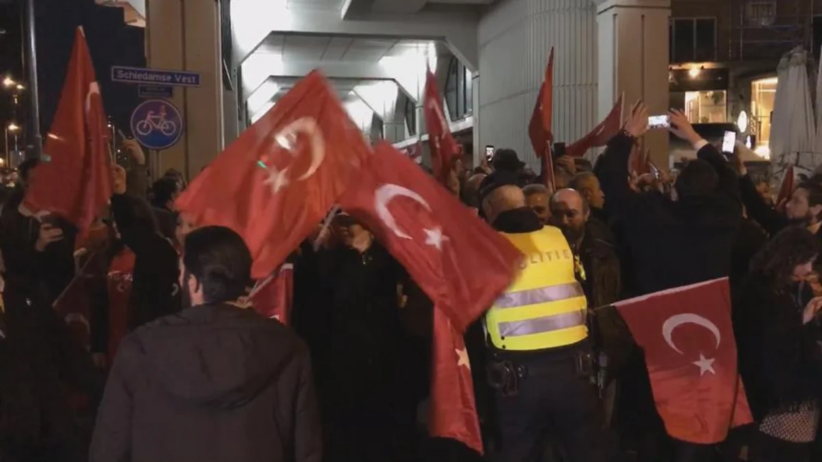 Niderlandda türklərin nümayişi güc yolu ilə dağıdılıb