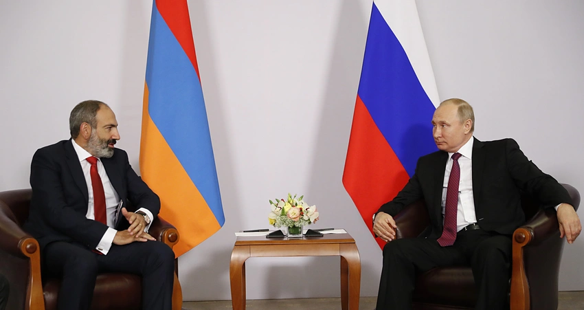 Putin və Paşinyan üçtərəfli razılaşmaların həyata keçirilməsini müzakirə edib