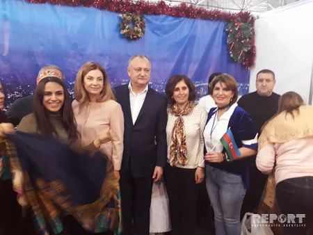 Moldovan president visits Azerbaijani stand at Christmas Charity Fair