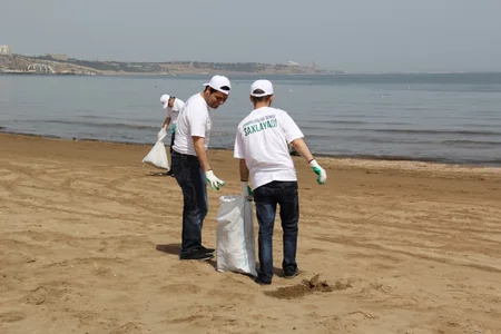 IDEA İctimai Birliyi Buzovna çimərliyi ərazisində təmizlik aksiyası təşkil edib