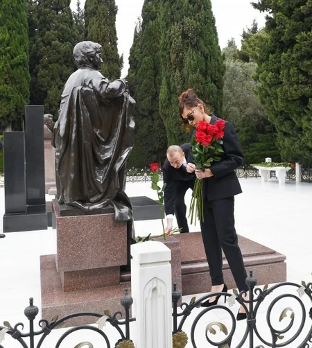 Azərbaycan Prezidenti ümummilli lider Heydər Əliyevin məzarını ziyarət edib - FOTO - YENİLƏNİB