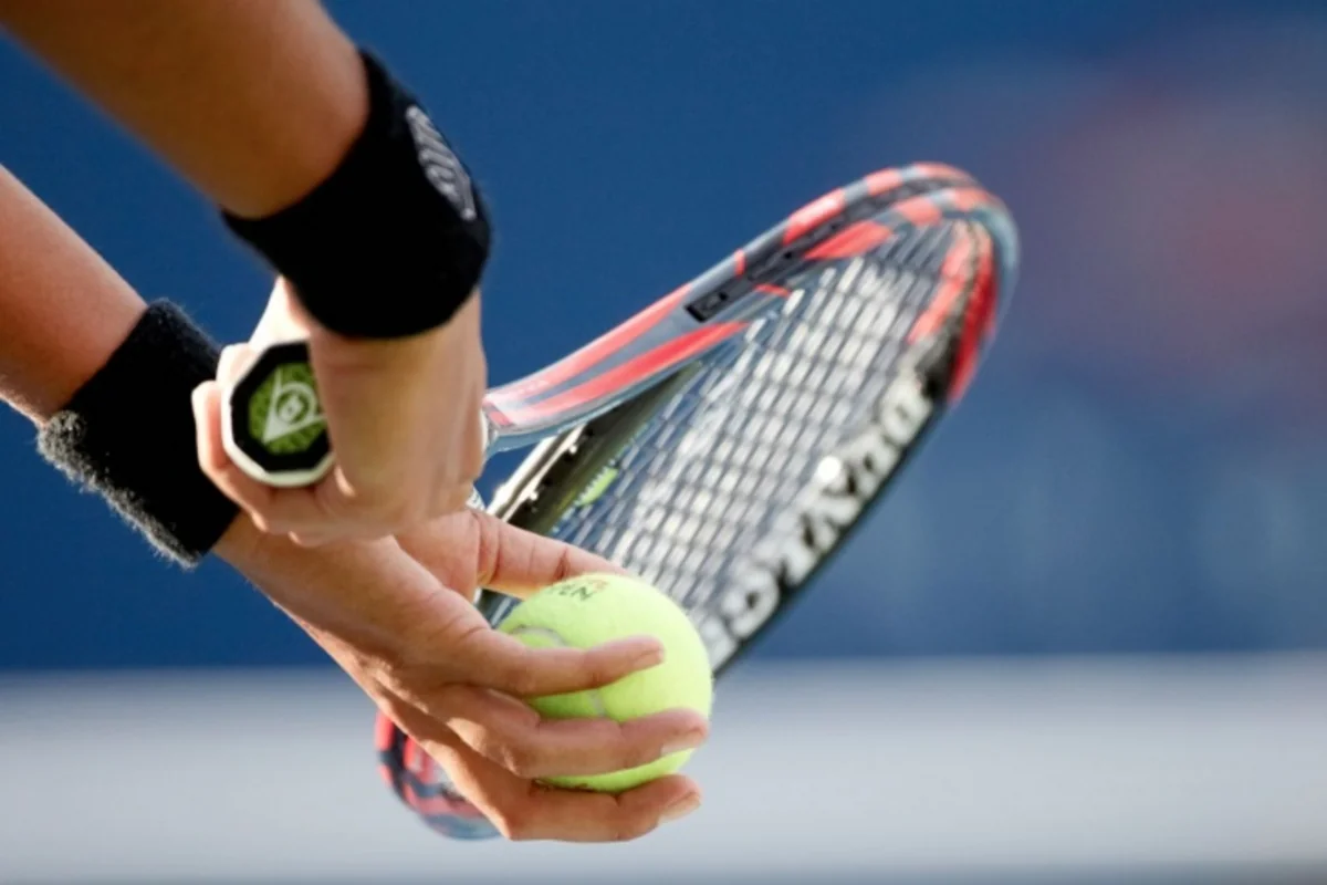 Tennis matçı silah səslərinə görə yarımçıq dayandırılıb
