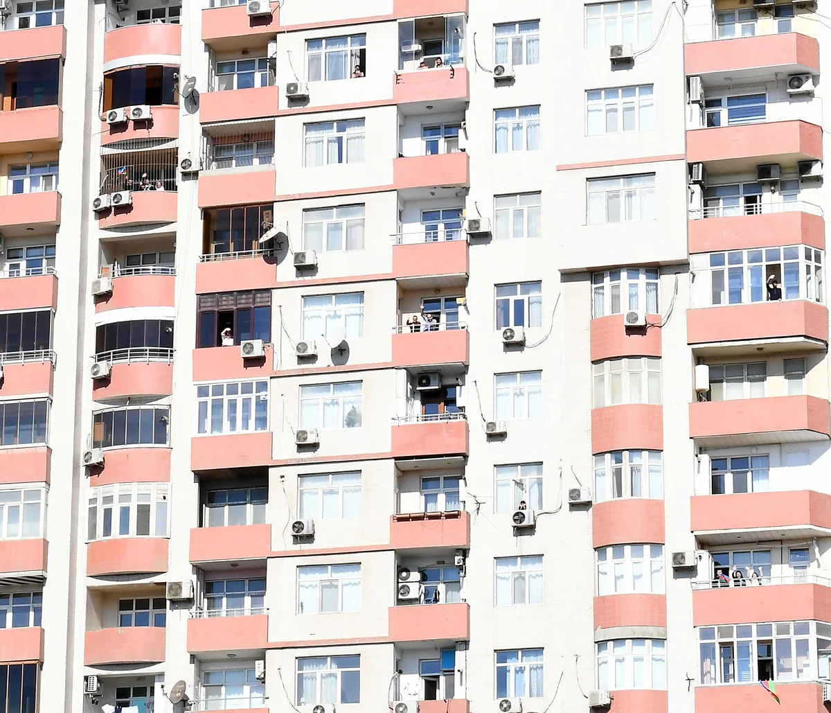 Bakı sakinləri eyvanlarından Prezident İlham Əliyev və birinci xanımı salamlayıblar