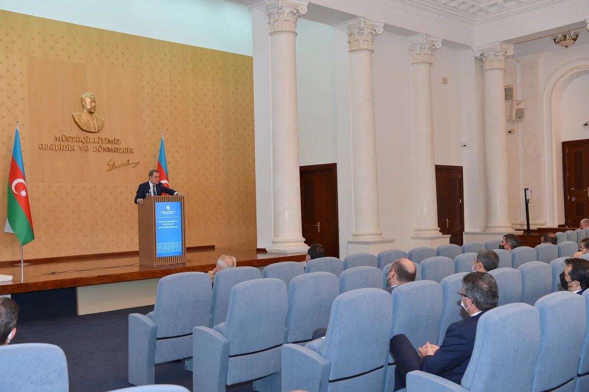 Ceyhun Bayramov Azərbaycanın diplomatik nümayəndəliklərinin rəhbərləri ilə görüşüb
