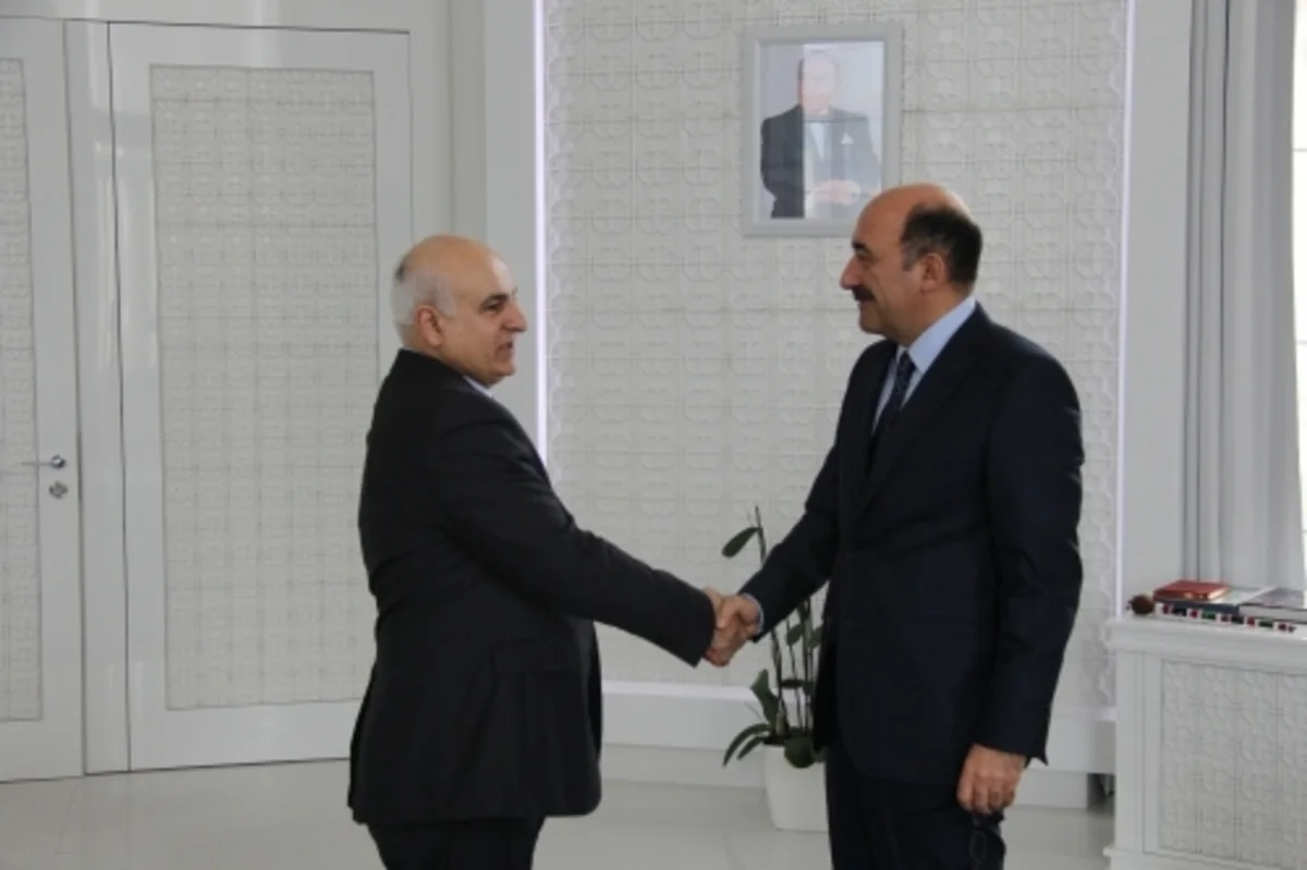 Əbülfəs Qarayev görkəmli rəssama mükafat təqdim edib