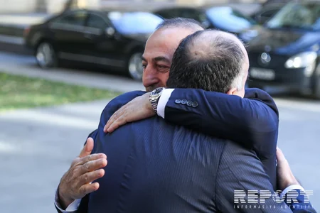 Bakıda Elmar Məmmədyarovla Türkiyə XİN başçısı arasında görüş başlayıb