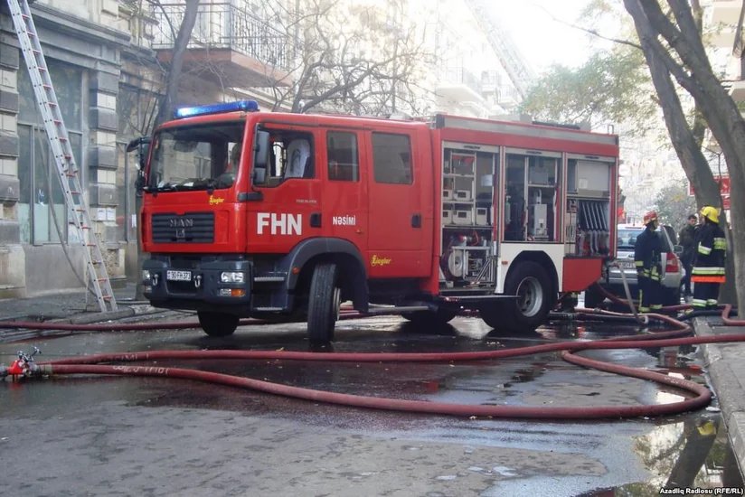 Bakıda binada yanğın olub, 23 nəfər təxliyyə olunub