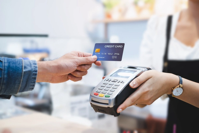 Foreigners’ bank card transactions in Azerbaijan reduce 43%