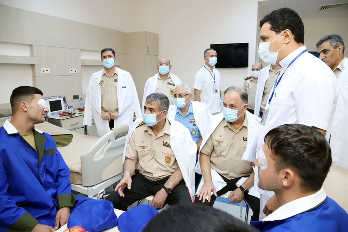 Müdafiə naziri hərbi hospitalda müalicə alan yaralılarla görüşüb