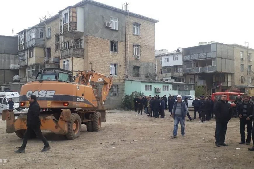 Замглавы ИВ Гянджи: Две семьи остались под завалами