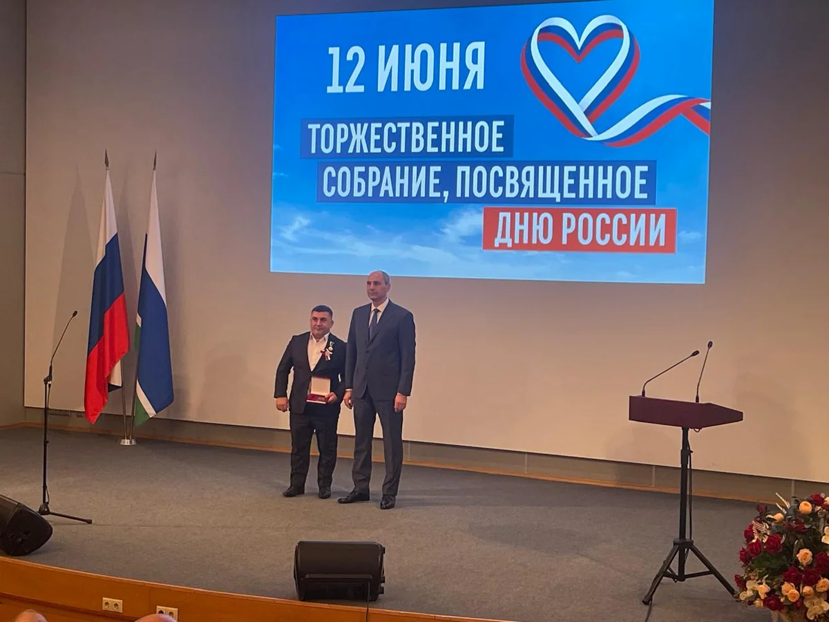 Врио губернатора наградил азербайджанского преподавателя за заслуги перед Свердловской областью РФ