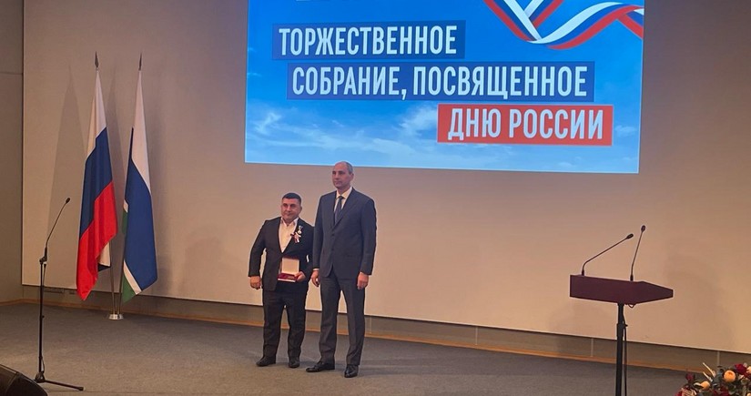 Врио губернатора наградил азербайджанского преподавателя за заслуги перед Свердловской областью РФ