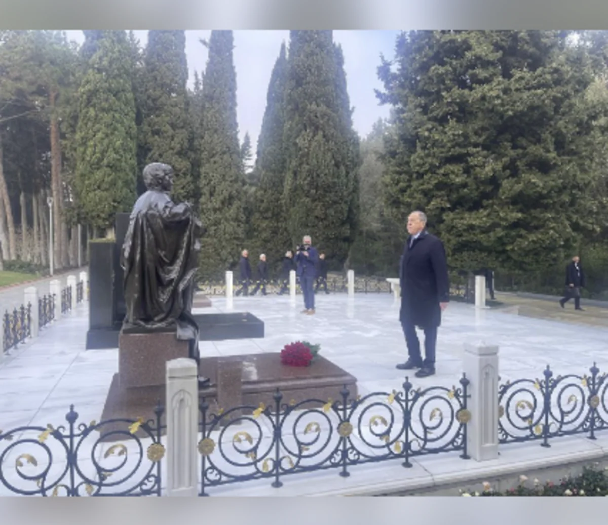Russian Foreign Minister visits Alley of Martyrs