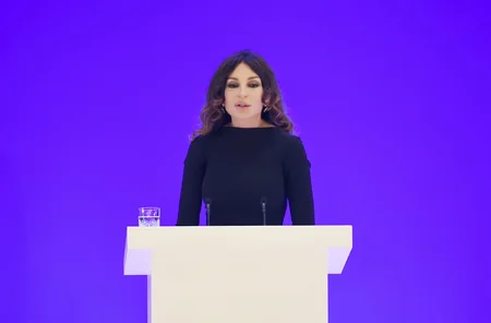 Mehriban Əliyeva Nizami Gəncəvi Beynəlxalq Mərkəzinin qızıl medalı ilə təltif edilib - YENİLƏNİB-2