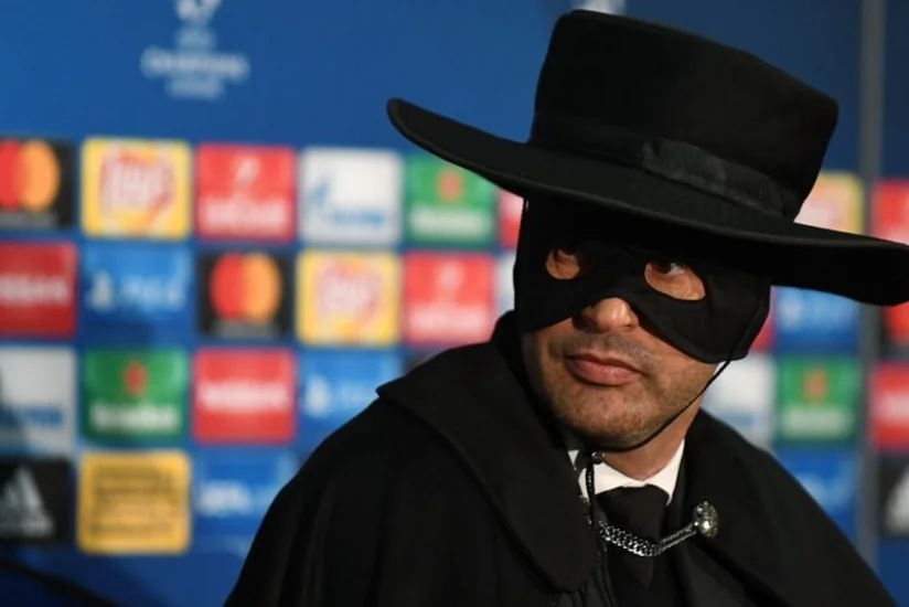 Тренер Шахтёра пришёл на пресс-конференцию в костюме Зорро - ВИДЕО