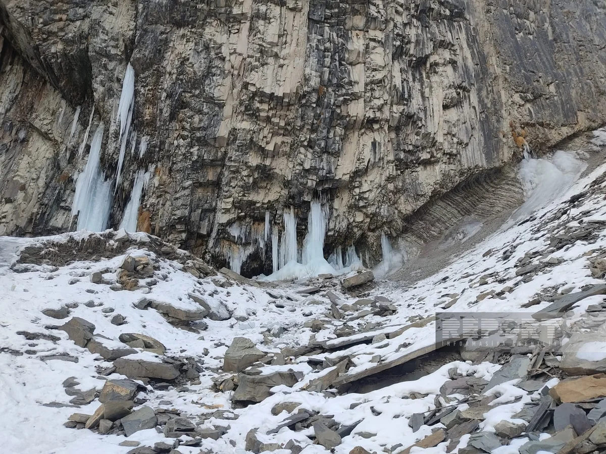 Azərbaycanda 75 metrlik şəlalə donub - VİDEO