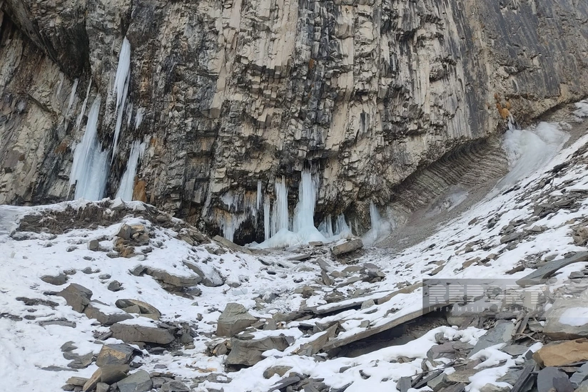 Azərbaycanda 75 metrlik şəlalə donub - VİDEO