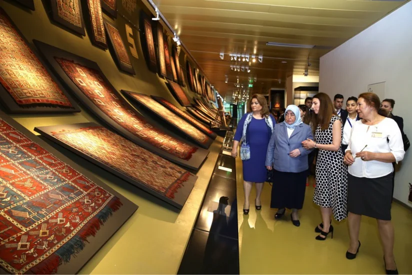 Türkiyə baş nazirinin xanımı Xalça Muzeyi və Beynəlxalq Muğam Mərkəzi ilə tanış olub