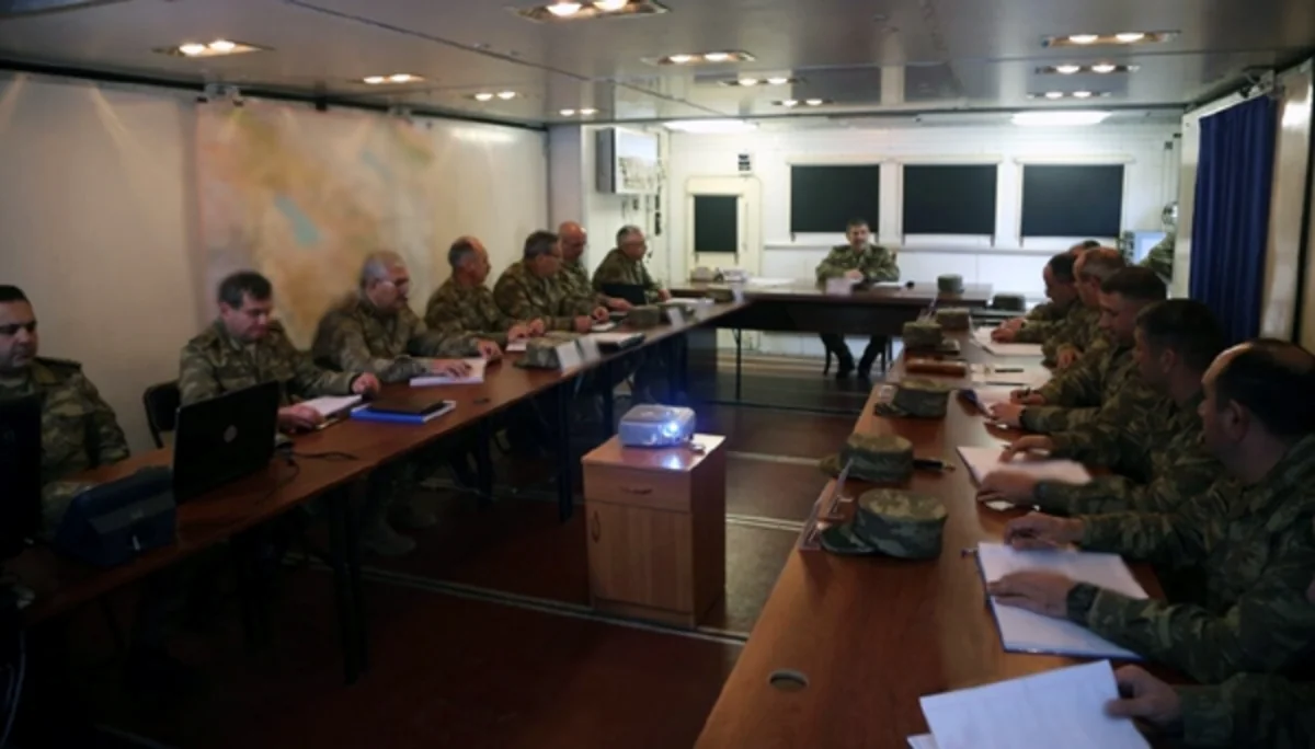 Azərbaycan müdafiə nazirinin rəhbərliyi ilə səhra şəraitində müşavirə keçirilib