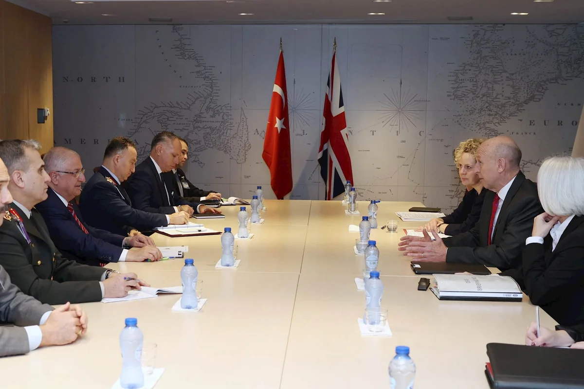 Türkiyə və Britaniya müdafiə nazirləri NATO daxilində ikitərəfli əməkdaşlığı müzakirə ediblər