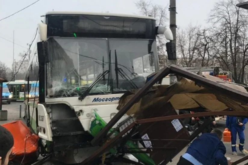 Названа причина наезда автобуса на остановку общественного транспорта в Москве - ВИДЕО - ОБНОВЛЕНО