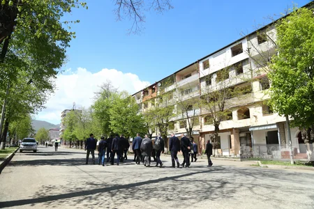 Karabakh University students present artistic composition to diplomats